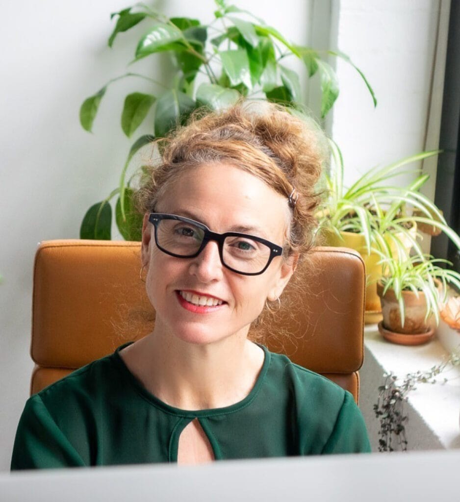Renee Davies is an accredited EFT therapist and experienced couple, family and individual therapist based in Sydney at YMU.